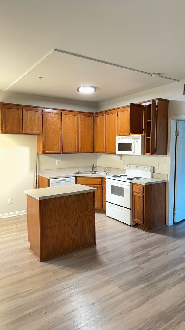 Chatsworth Apartment: 9825 TOPANGA CANYON RD