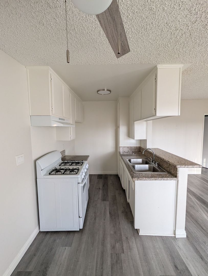Northridge Apartment: 17816 Lassen St