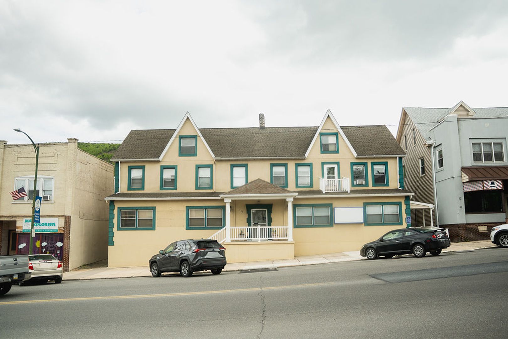 Palmerton Apartment: 218 Delaware Ave