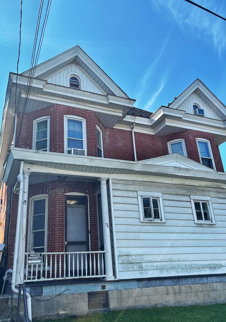 Slatington Apartment: 39 Dowell Street