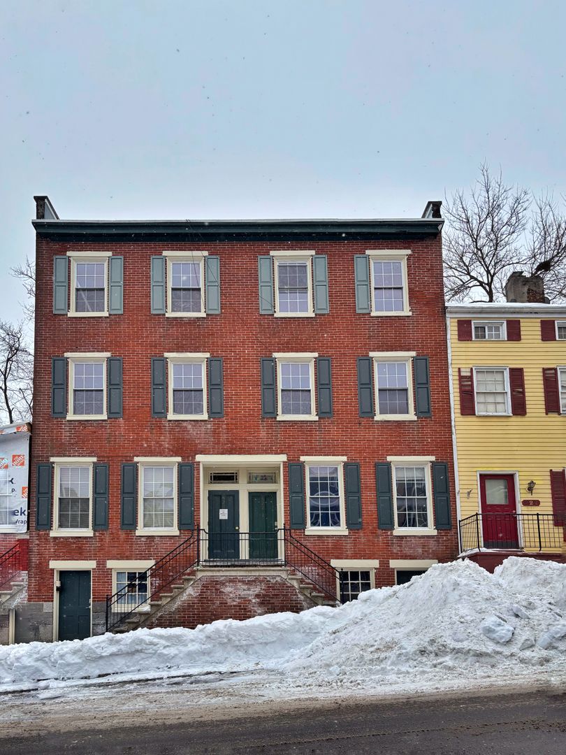 Easton Apartment: 522 Ferry Street