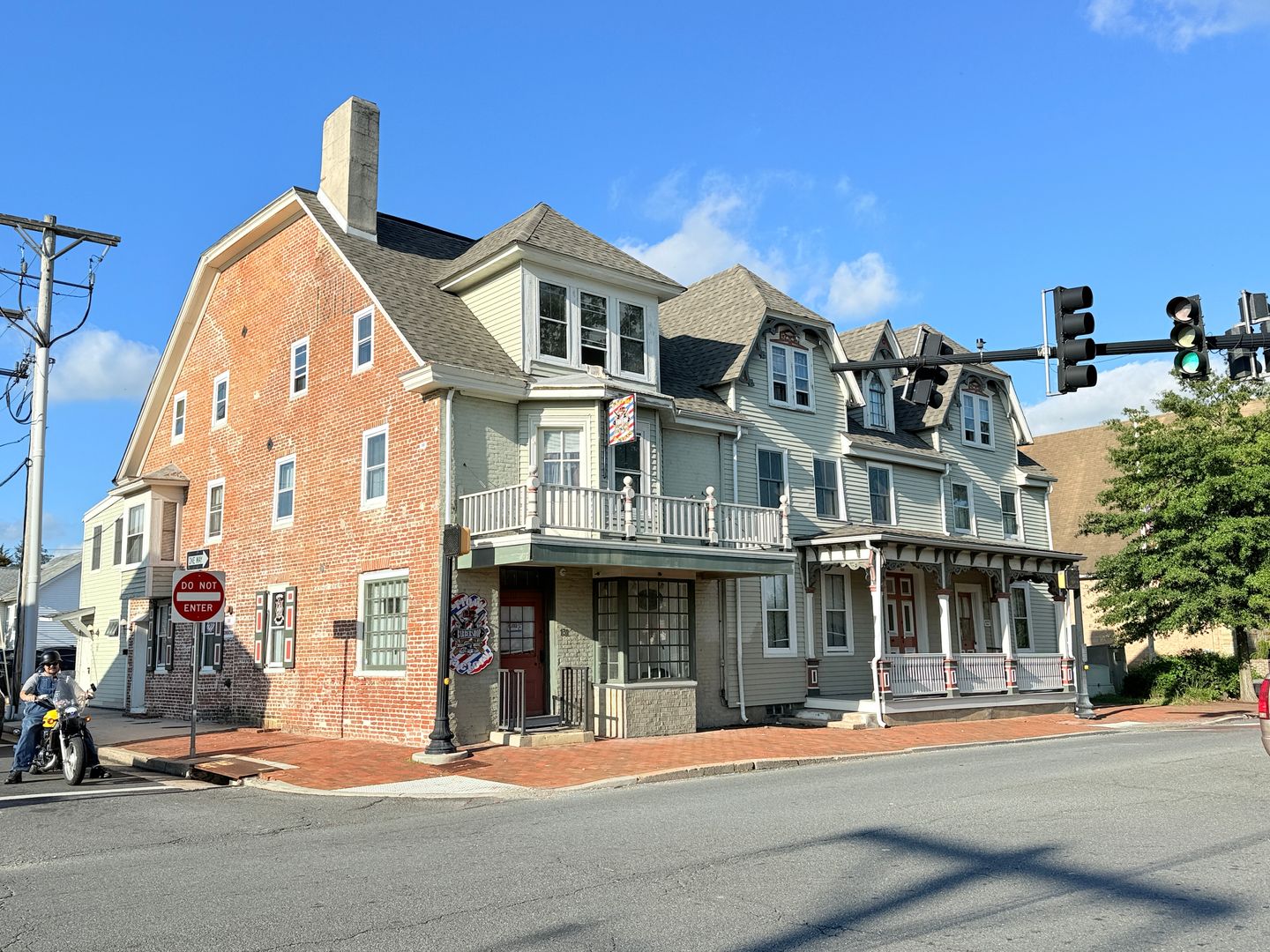Milford Apartment: NW Front St