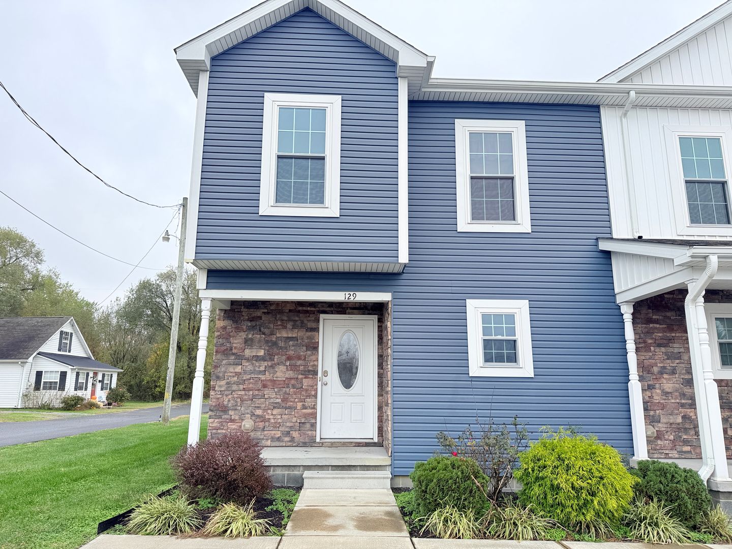 Spacious 3-Bedroom Townhome with Prime Route 13 Access