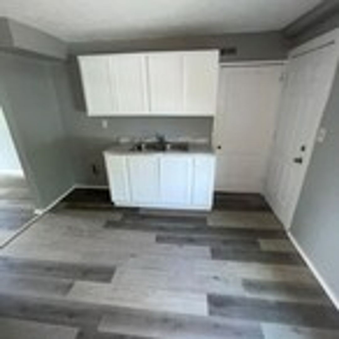 Lorain Apartment: 912 N Central Dr
