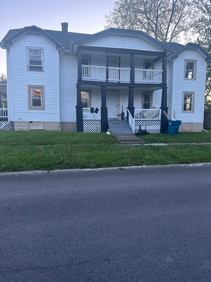 Lorain Apartment: 717 E 35th St