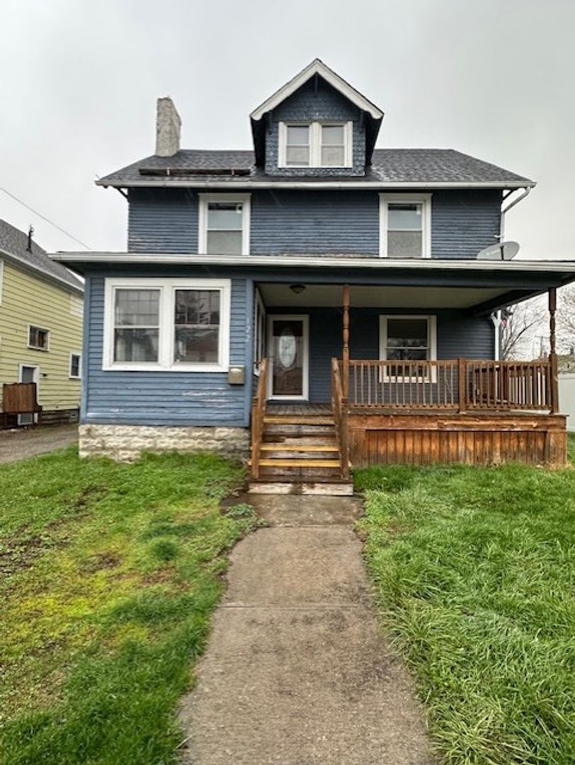 Lorain Apartment: 122 W 27th St, UP