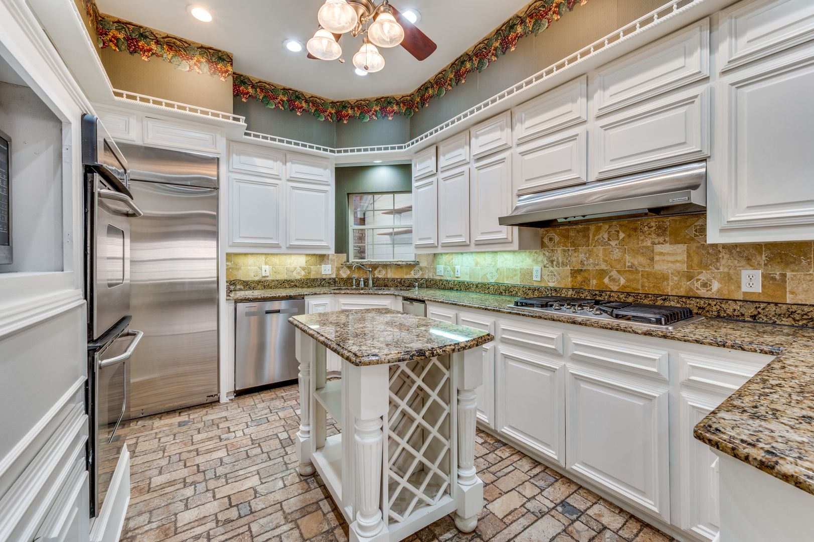 Irving House: 908 McCoy Drive