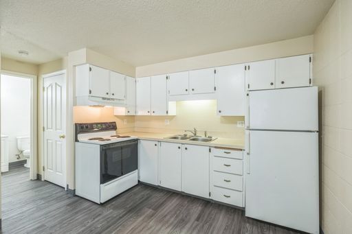 1 bedroom 1 bath apartment on the west side! – photo 1