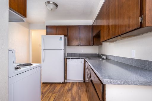 Columbia River Views! Enjoy Comfort and Convenience that You Deserve! 2 bedroom, 1 bath available now!