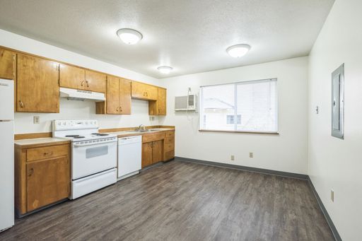 Spacious 2 Bedroom Apartment! Location and Convenience! – photo 1