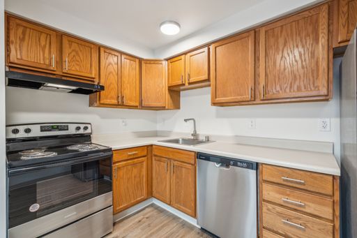 Newly Renovated 2 Bed / 1 Bath Apartment With A Deck/Patio – photo 1