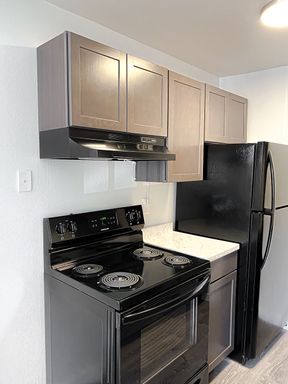 2 Bed / 1 Bath Apartment w/Washer & Dryer – photo 1