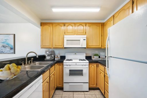 Spacious 1 Bedroom / 1 Bathroom Apartment With Laundry! – photo 1