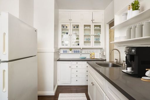 ONE MONTH RENT FREE! Charming 2 bed 1 bath Apartment Available Now! – photo 1