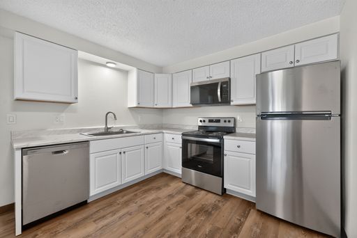 1 MONTHS FREE RENT! Newly Remodeled Top Floor Two Bedroom Apartment