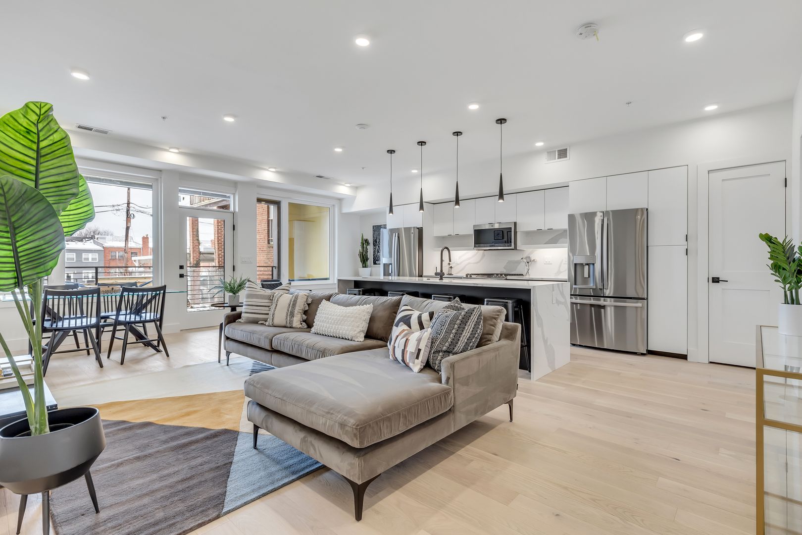 Washington Apartment: 331 15th St NE