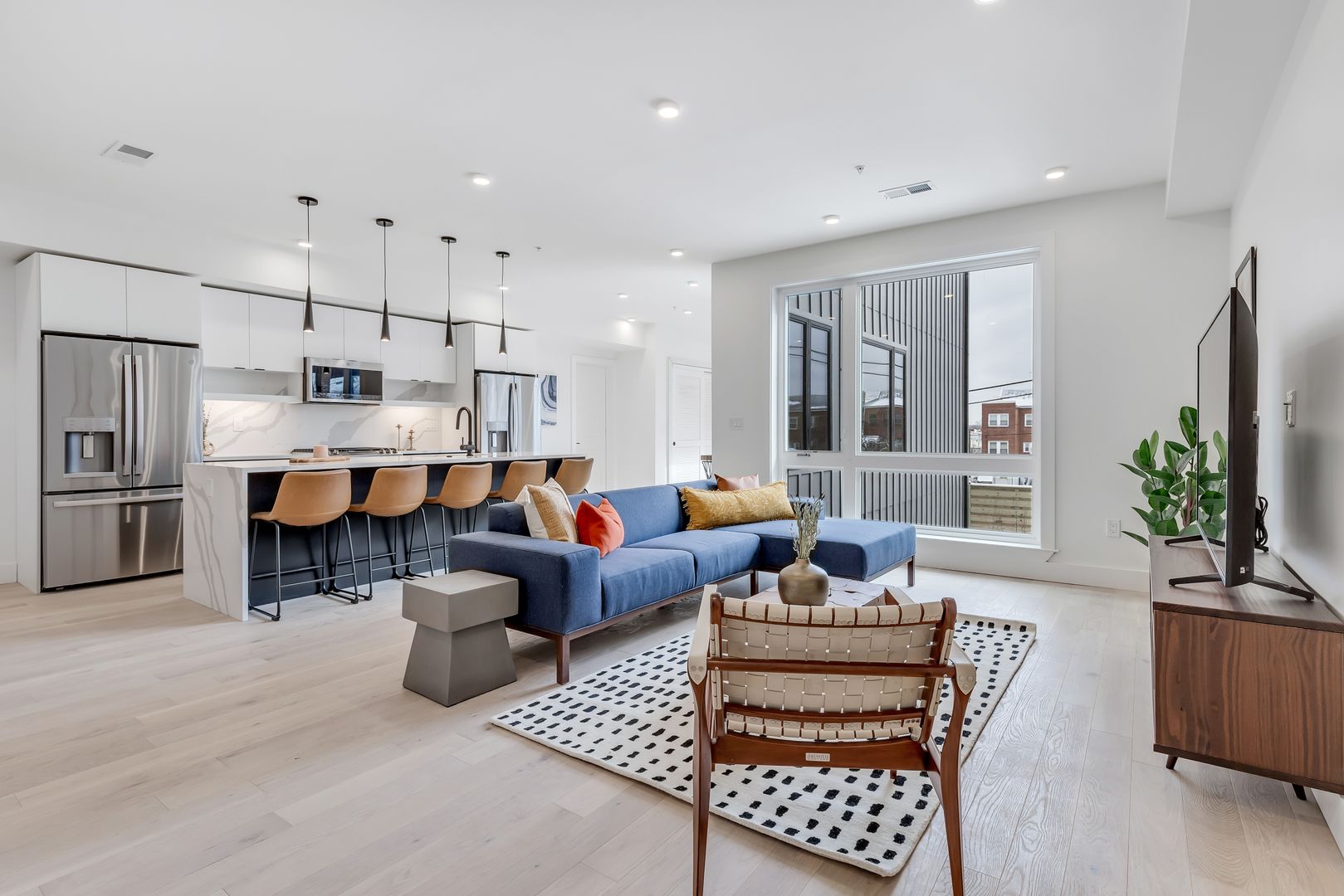 Washington Apartment: 331 15th St NE