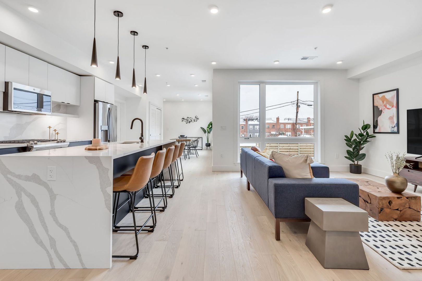 Washington Apartment: 331 15th St NE