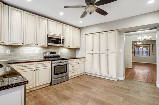Remarkable 2 Bedroom + den House in River Terrace| Water included! – photo 1