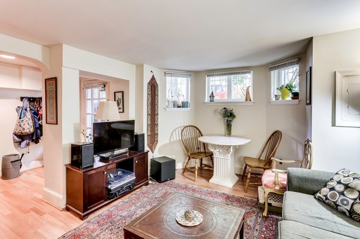 Spacious, Pet Friendly 1 Bedroom off U Street! – photo 1
