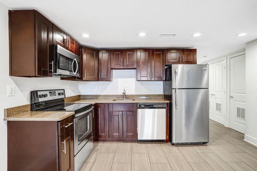 Classic one bedroom + den in Columbia Height! - One parking spot included in the rent. – photo 1