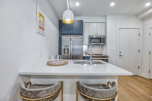 Elegant One Bedroom in Edgewood| Private Outdoor Patio – photo 1