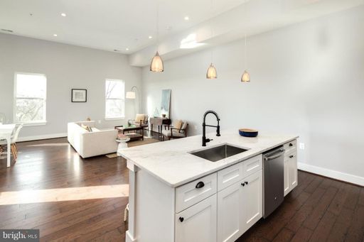 Modern 2 Bed in Park View with Private Roof Deck Access! Parking Included! – photo 1