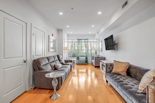 2 Bedroom + 2 Bath Parking Included! – photo 1