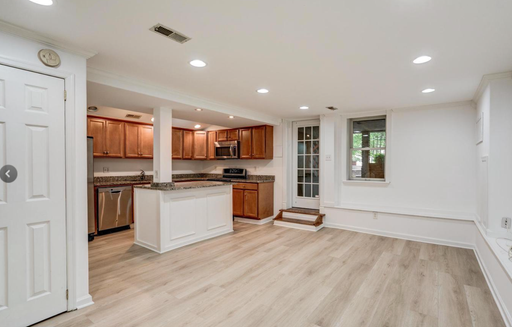 Gorgeous 2Bed/1Bath in the Middle of Everything! High Ceilings + Private Entrances – photo 1
