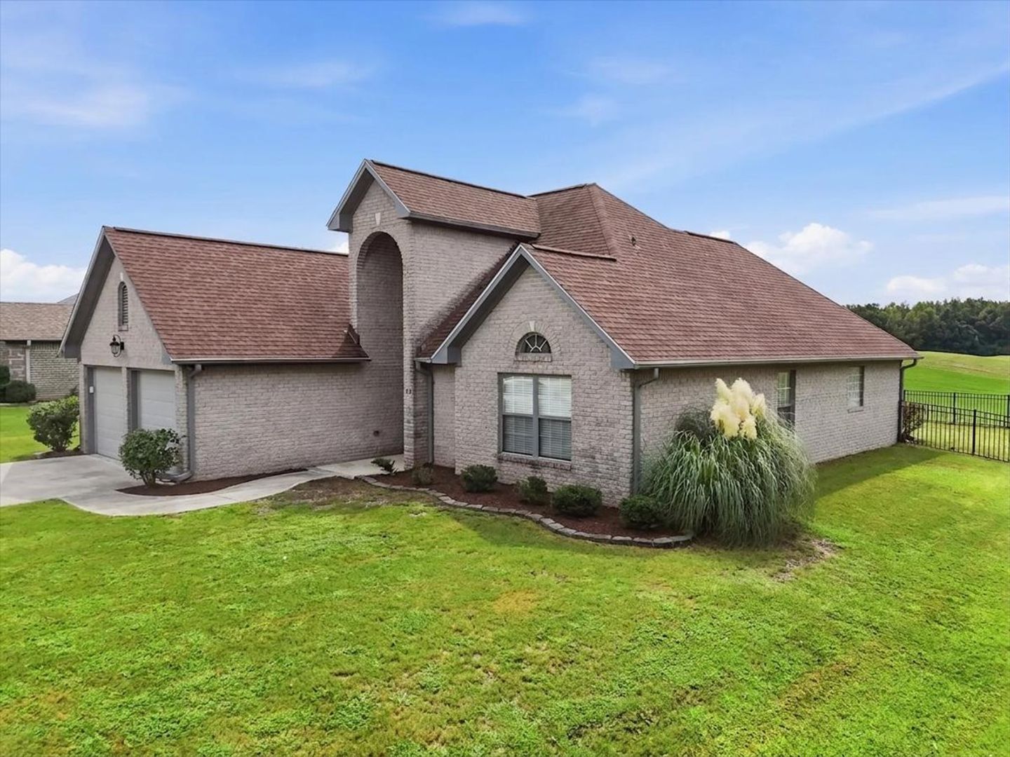 Hampstead House: 38 Castle Bay Dr.