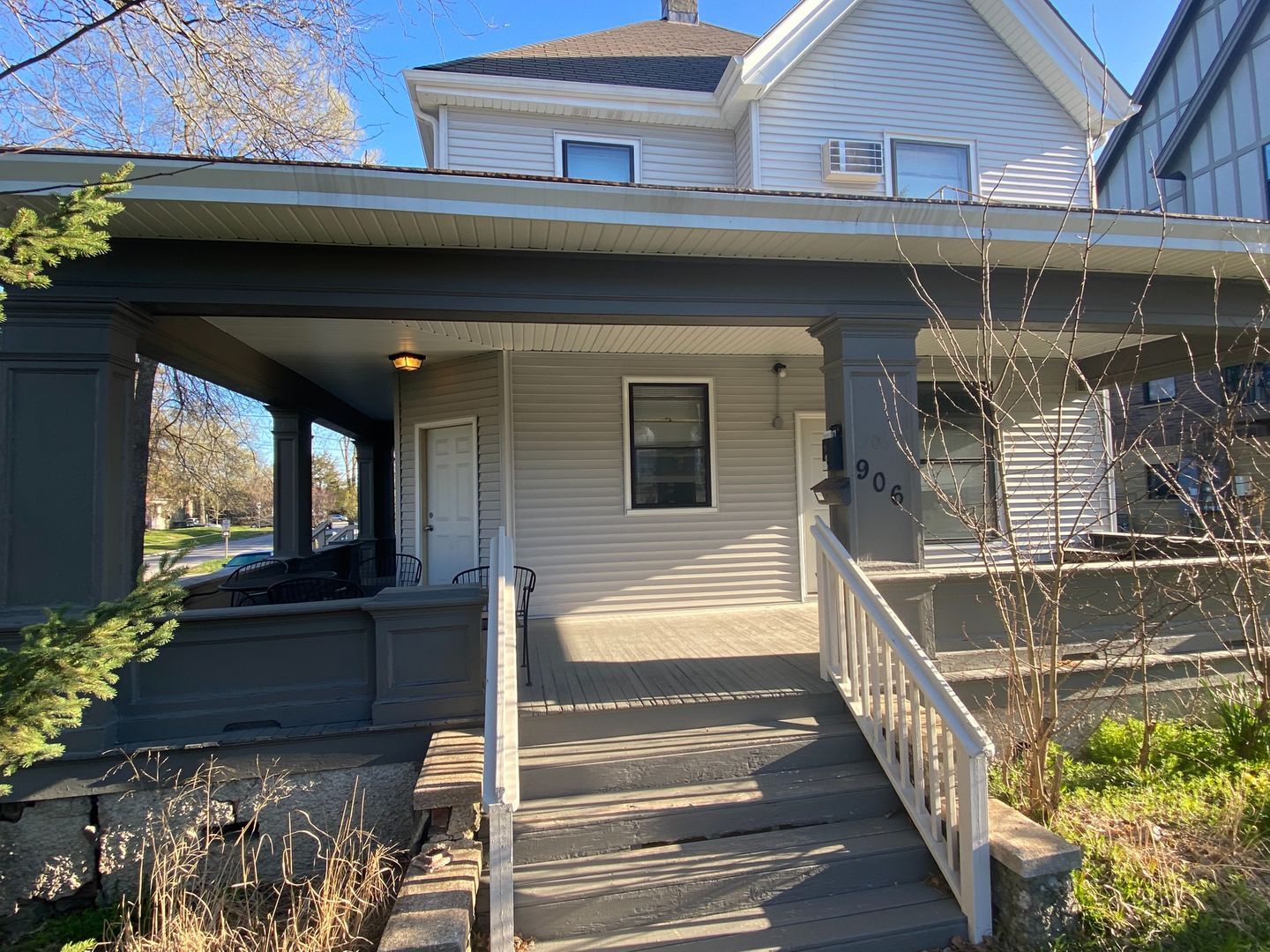 Iowa City Apartment: 906 E Burlington St