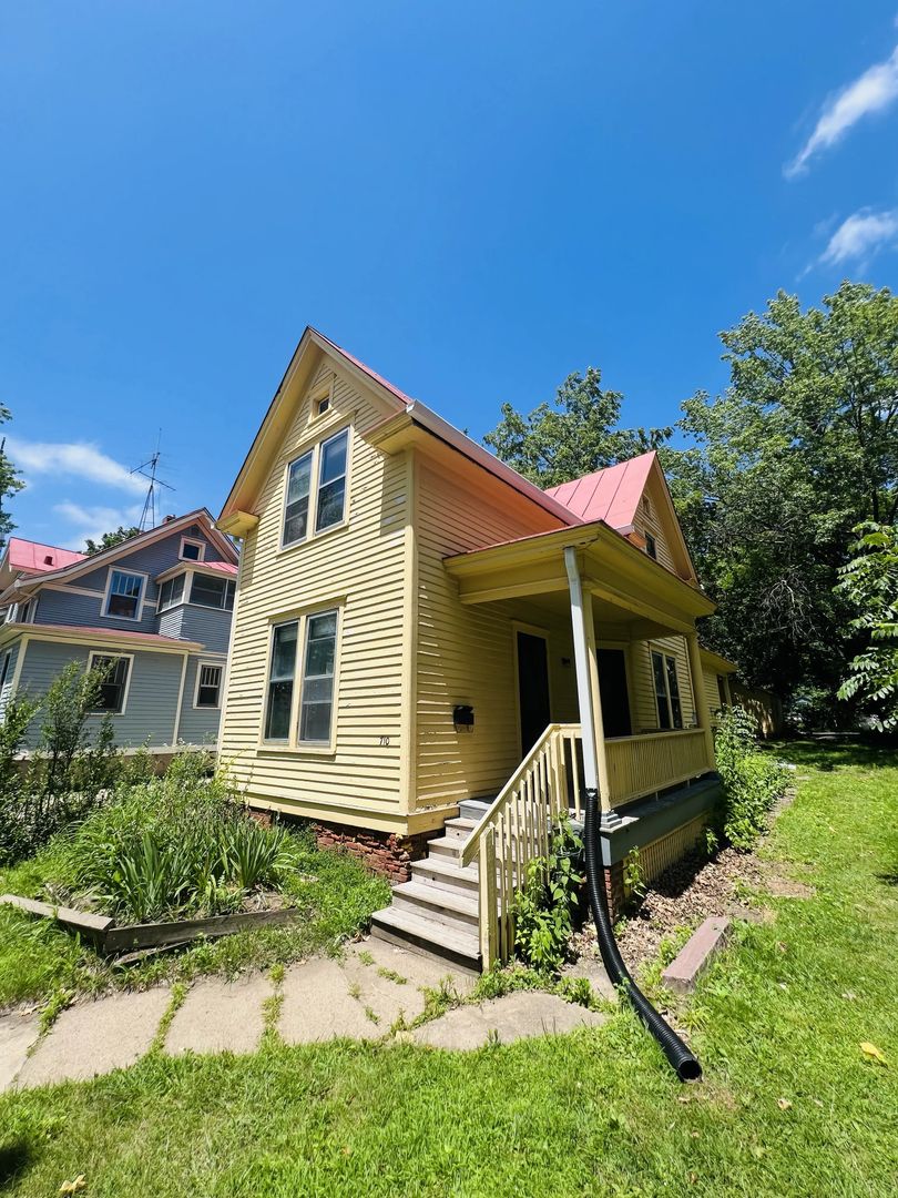 Iowa City House: 710 E Davenport St