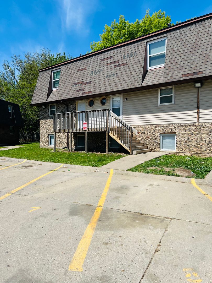 Coralville Apartment: 2010 10th St