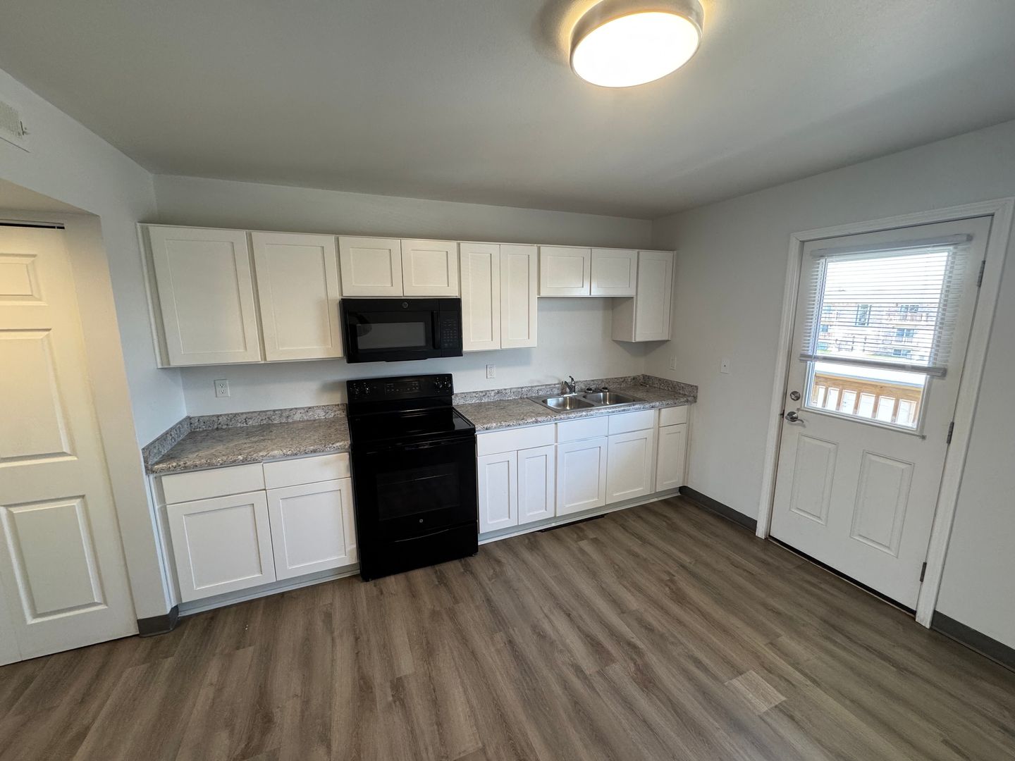 Cedar Rapids Apartment: 3635 12th Ave SW