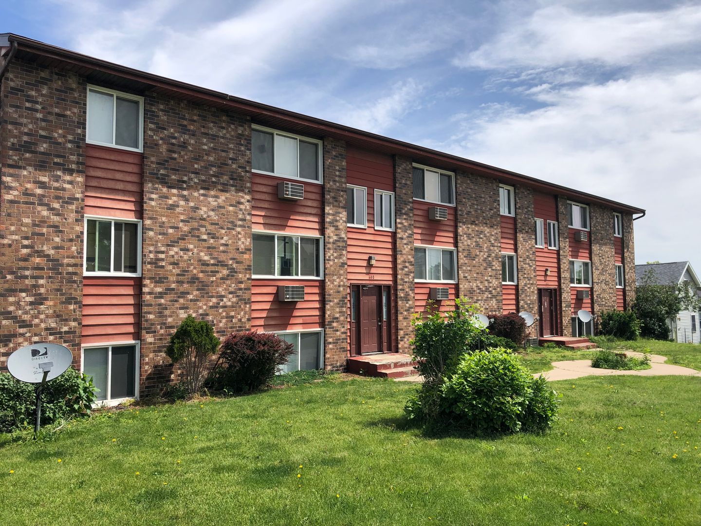 Cedar Rapids Apartment: 640 16th Ave SW