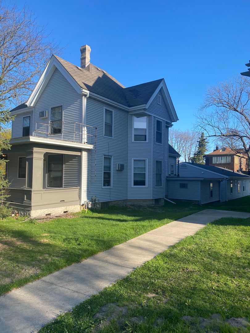 Iowa City Apartment: 906 E Burlington St