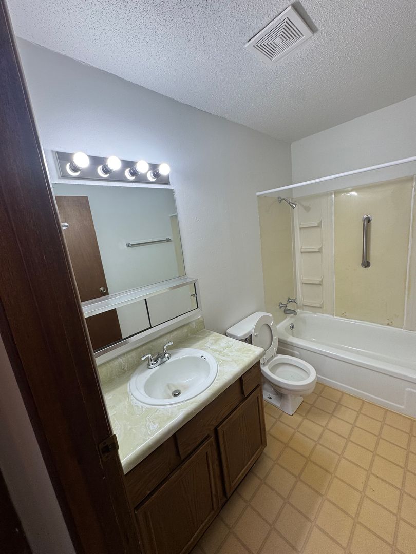 Cedar Rapids Apartment: 3430 12th Ave SW