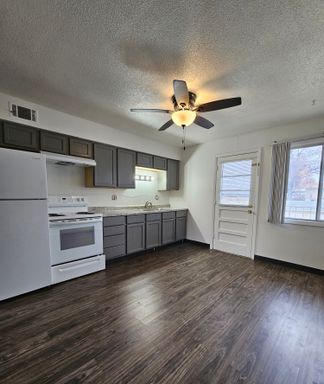 Upgraded 2 bed/1.5 bath apartment on the SW side of Cedar Rapids! – photo 1