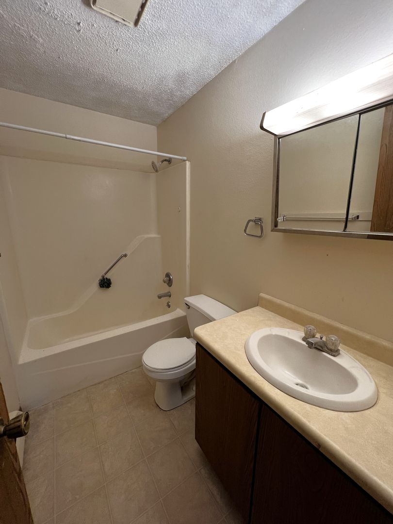Coralville Apartment: 918 23rd Ave