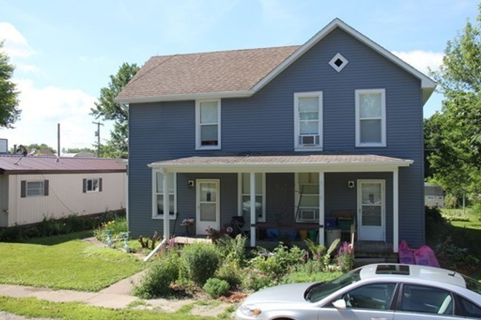 Lone Tree Apartment: 117 W Elm St