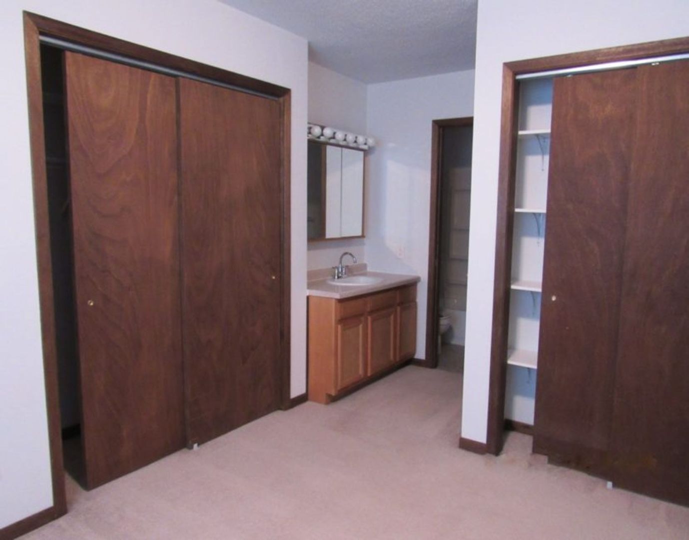 Hiawatha Apartment: 285 Robins Rd