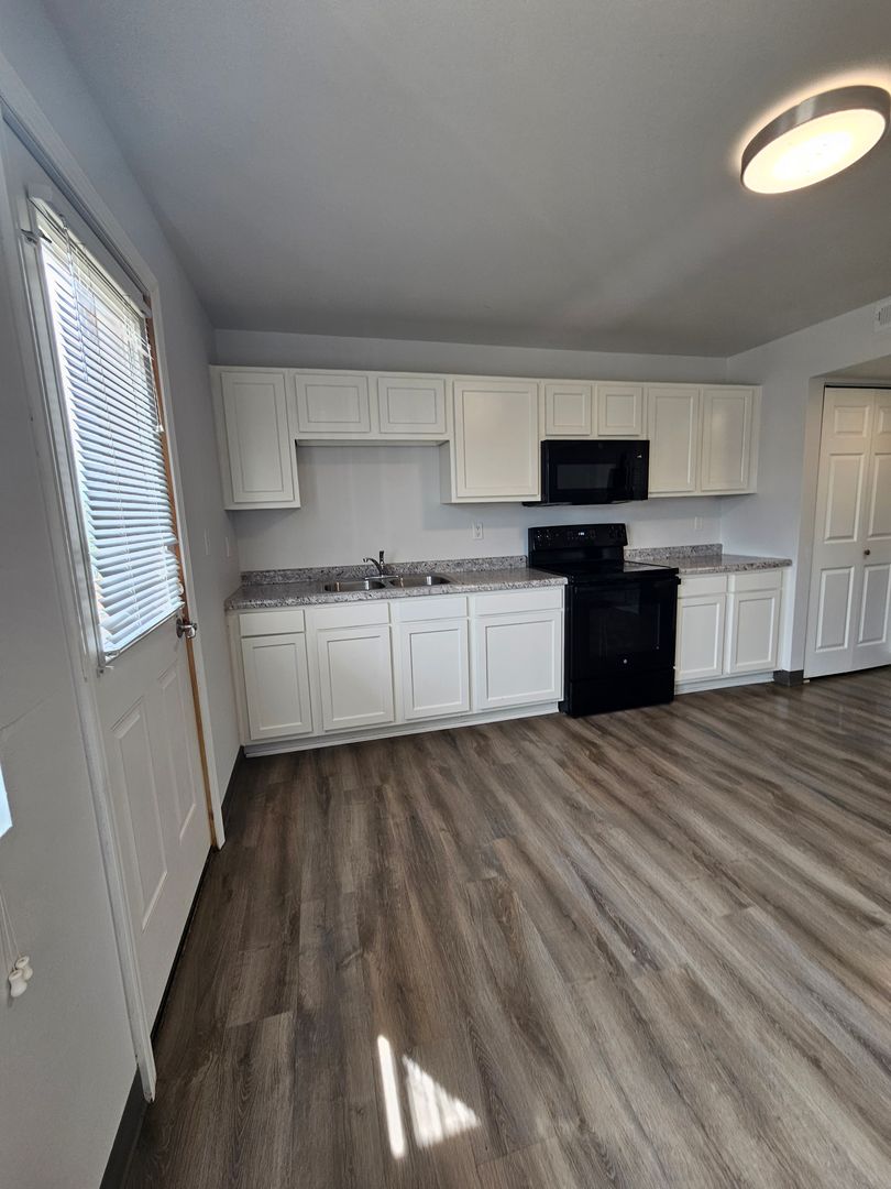 Cedar Rapids Apartment: 3635 12th Ave SW