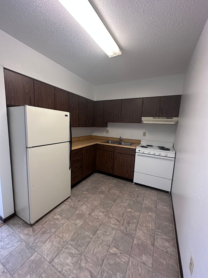 Hiawatha Apartment: 285 Robins Rd