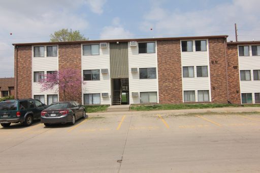 Spacious 2 bedroom 1 bath on Benton Dr. in Iowa City!