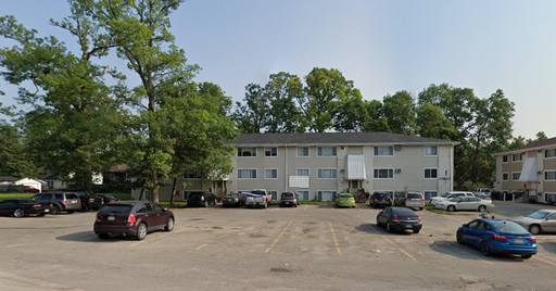 Spacious 2 Bedroom/1 bath available in Hiawatha!