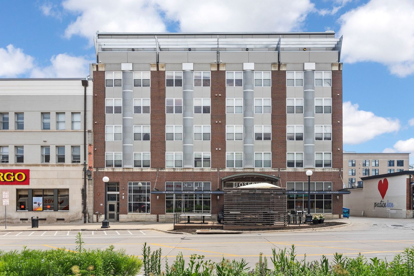 Iowa City Apartment: 210 S Clinton St