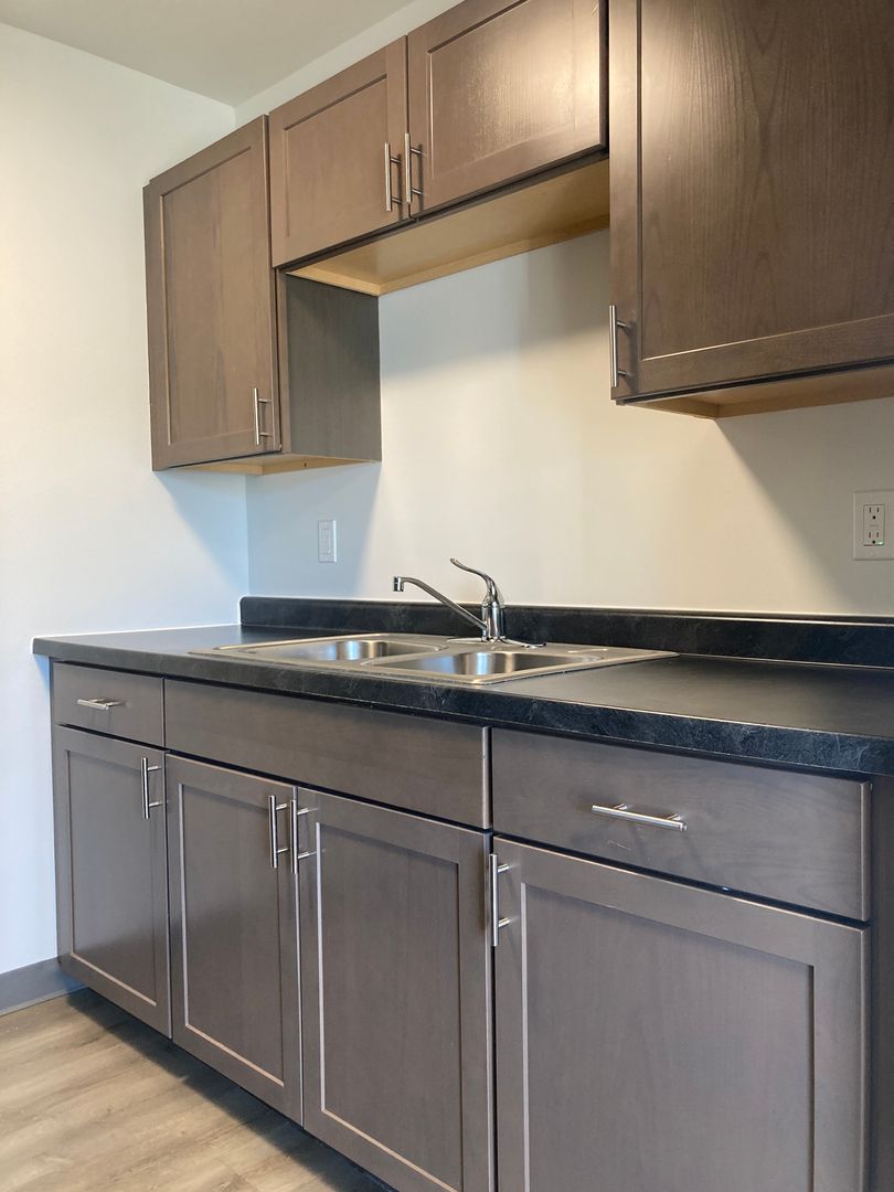 Cedar Rapids Apartment: 3635 12th Ave SW