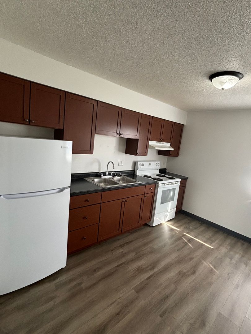 Cedar Rapids Apartment: 3430 12th Ave SW