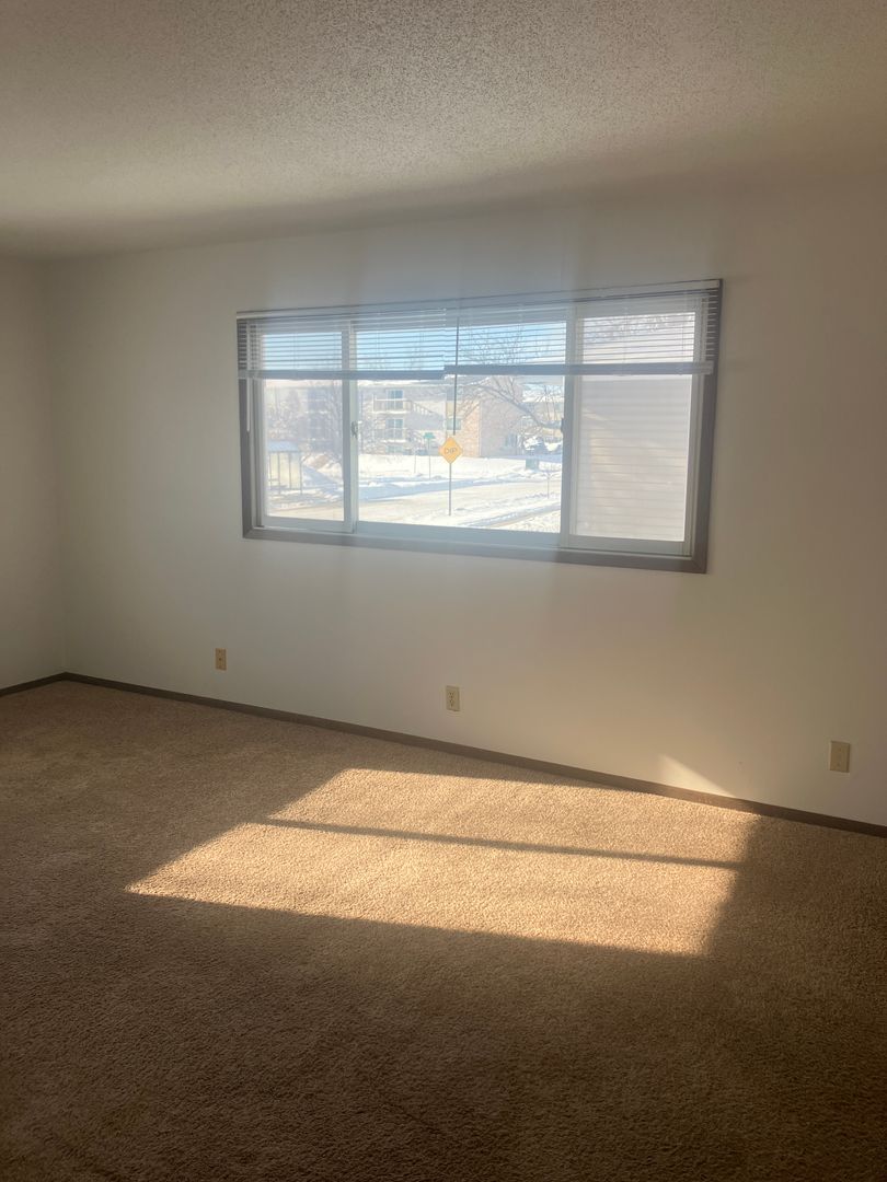 Cedar Rapids Apartment: 3430 12th Ave SW
