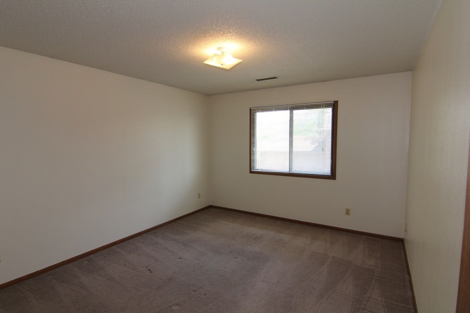 Coralville Apartment: 967 Boston Way